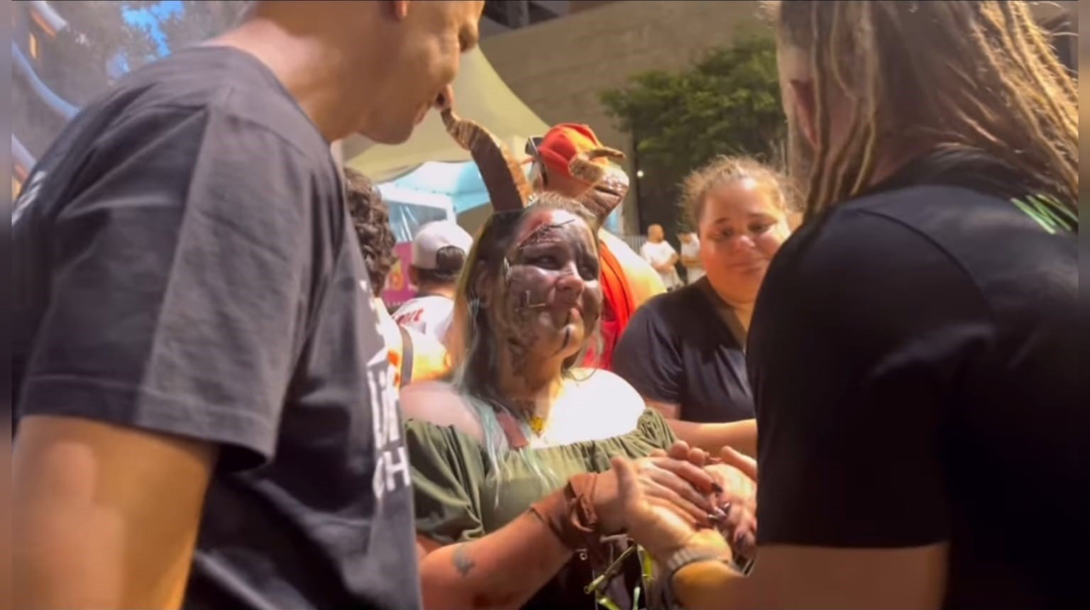 Todd White evangeliza no carnaval no Brasil: “Nós carregamos a luz e a verdade”