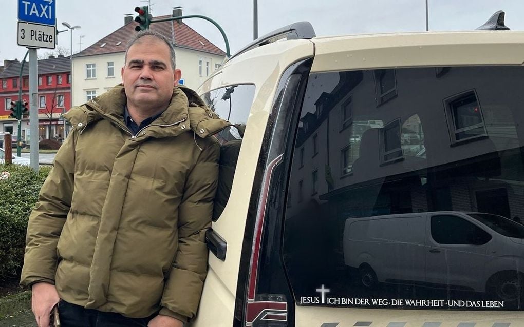 Alemanha: Taxista é multado por texto bíblico em seu veículo