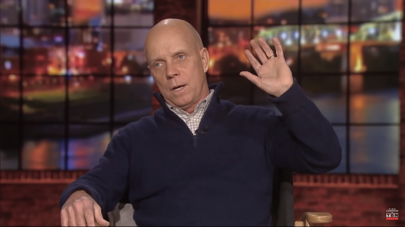 Scott Hamilton luta contra o câncer há mais de 20 anos. (Foto: Reprodução/YouTube/Kirk Cameron on TBN).