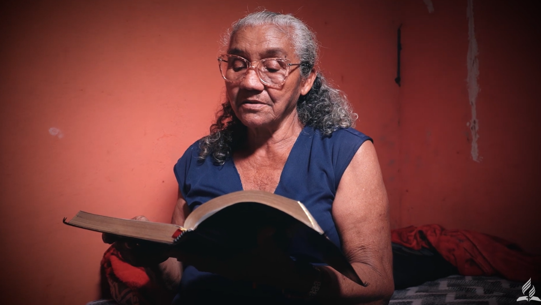 Após anos em oração, idosa de 74 anos leva filhas a Jesus: “Fiz um propósito com Deus”