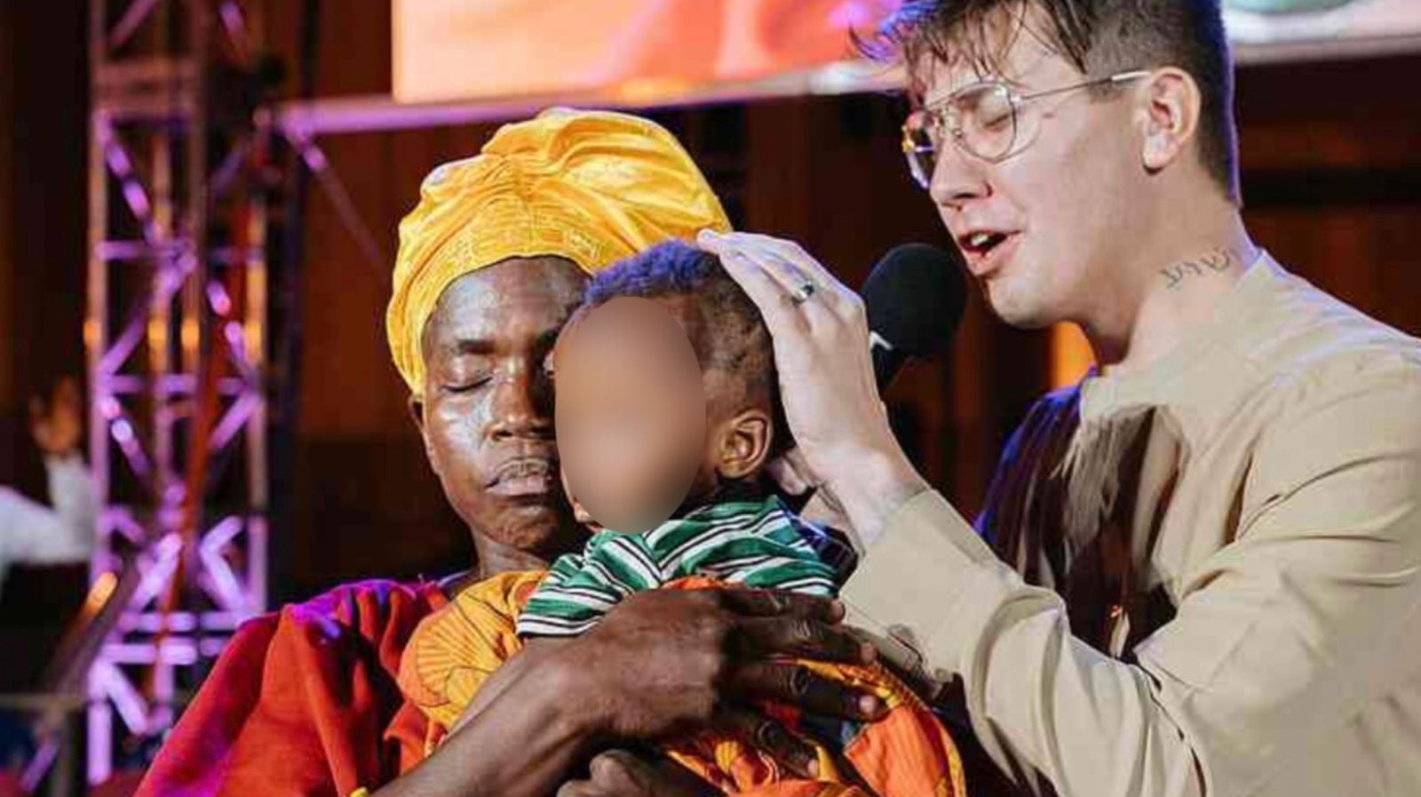 A mãe com o filho na cruzada. (Foto: Reprodução/CfaN)