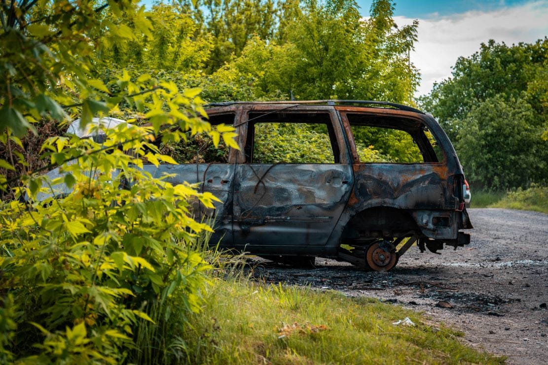 Homem encontra Bíblia intacta em carro queimado: ‘É um milagre’