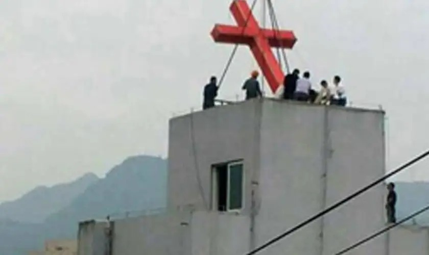 China obriga igreja a retirar cruzes do templo por suposto ‘risco de segurança’