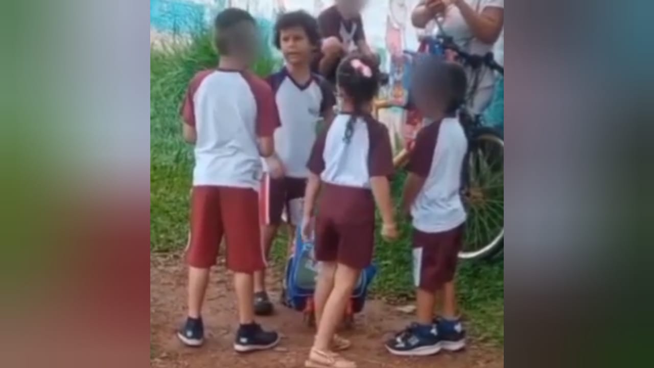 Menino de 5 anos prega a colegas da escola em Goiás: “Deus criou vocês”