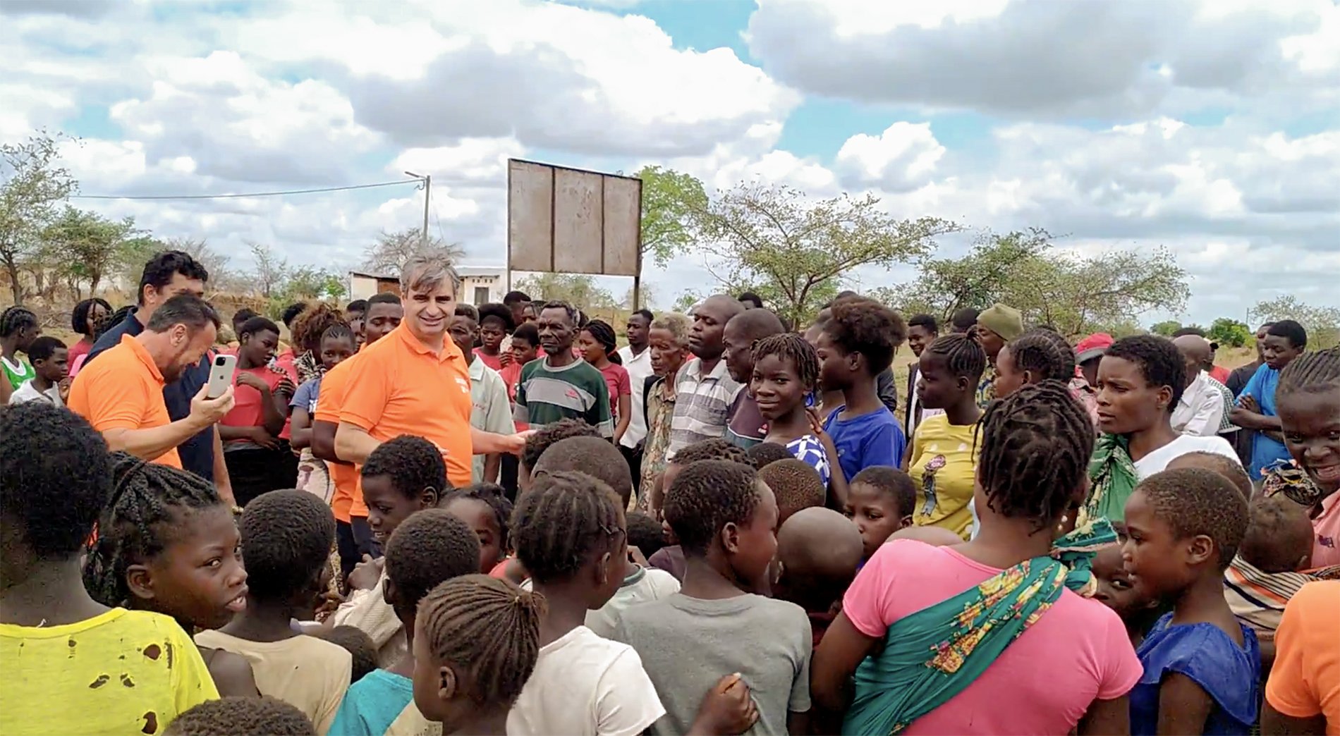 Mais de 70 crianças aceitam Jesus ao ouvir missionários na África: “Elas vieram correndo”