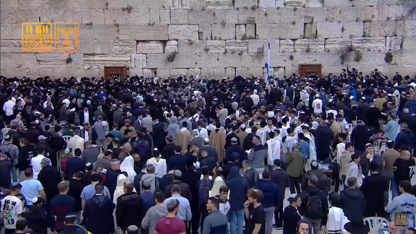 Purim: milhares fazem Jejum de Ester e oram por reféns no Muro das Lamentações