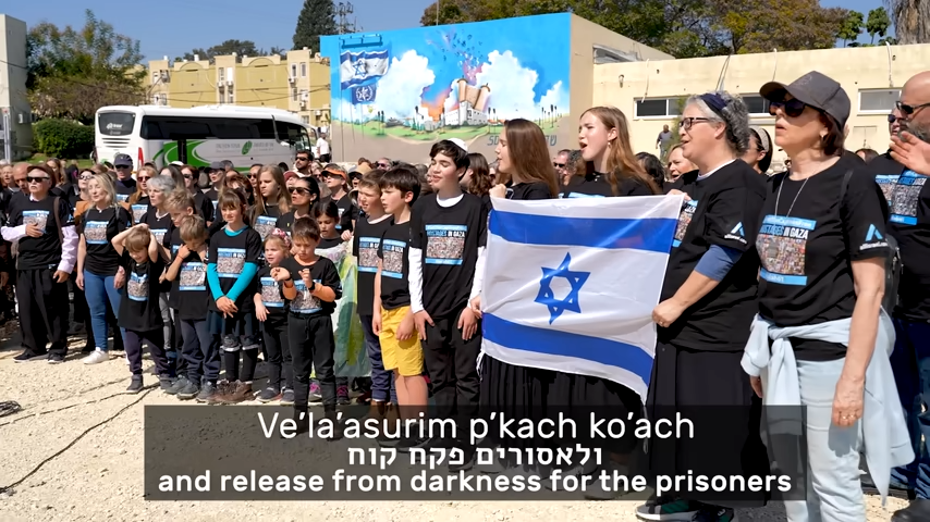 300 judeus messiânicos cantam 'Isaías 61' no local do massacre terrorista, em Israel