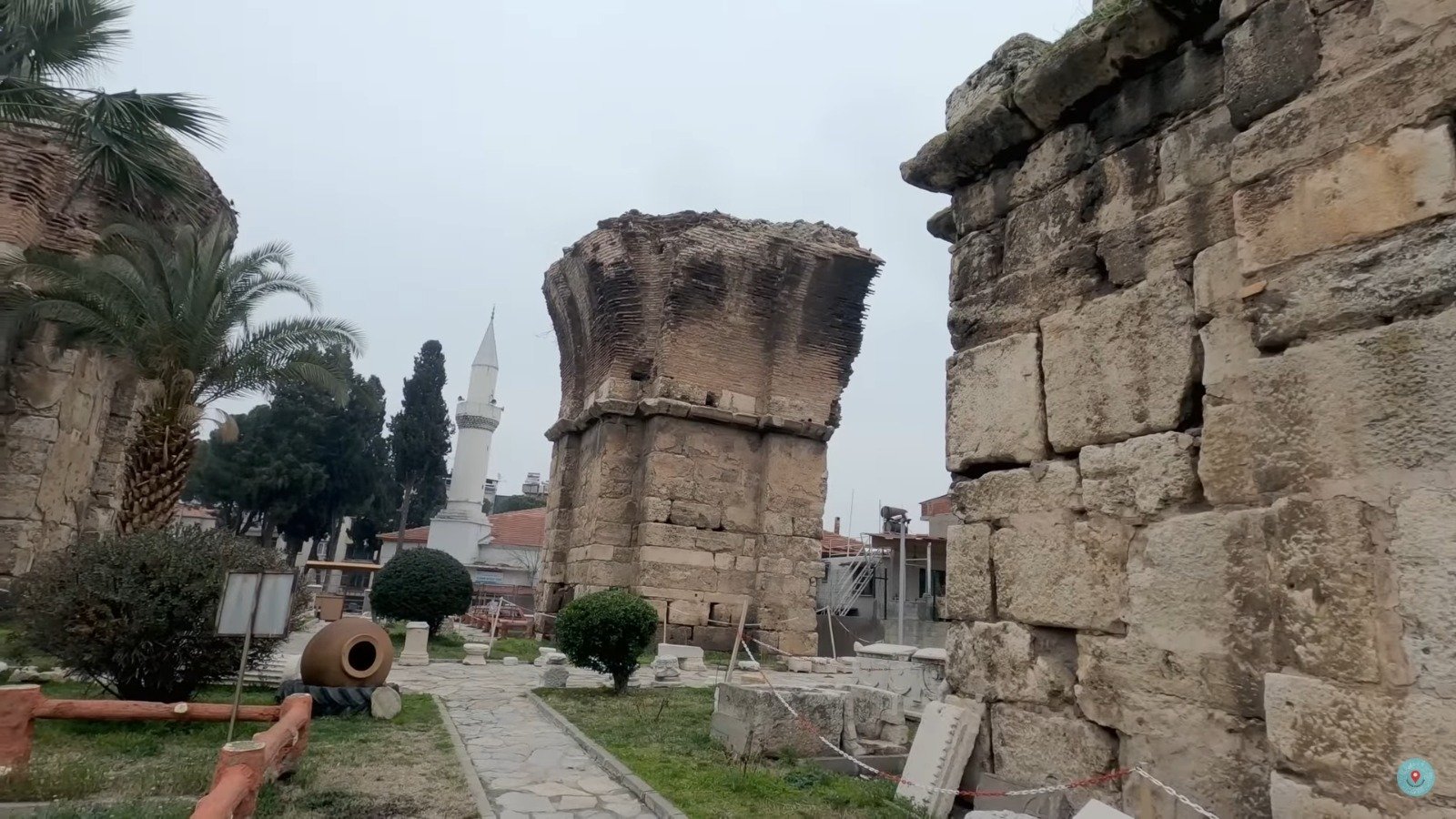 Ruínas da antiga igreja em Filadélfia. (Captura de tela: YouTube/Turquia para você)