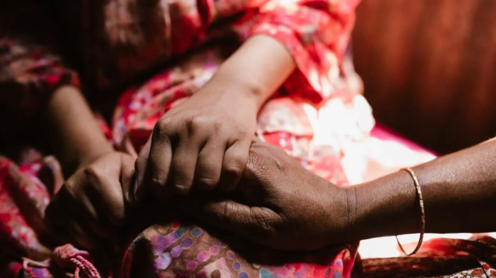 Mãe e filha são queimadas com água fervente por seguir Jesus, em Uganda