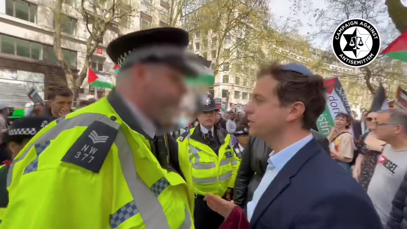 Polícia de Londres ameaça prender judeu por “violar a paz” em protesto pró-palestina