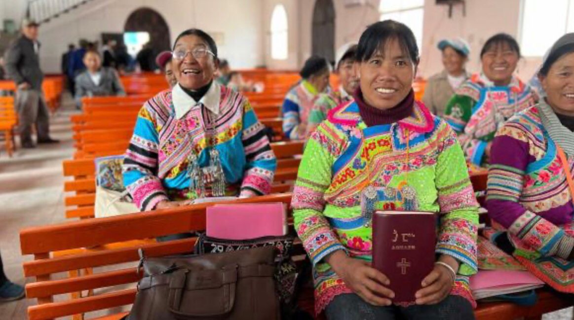 Após 100 anos de espera, comunidade na China recebe Bíblia traduzida pela 1ª vez