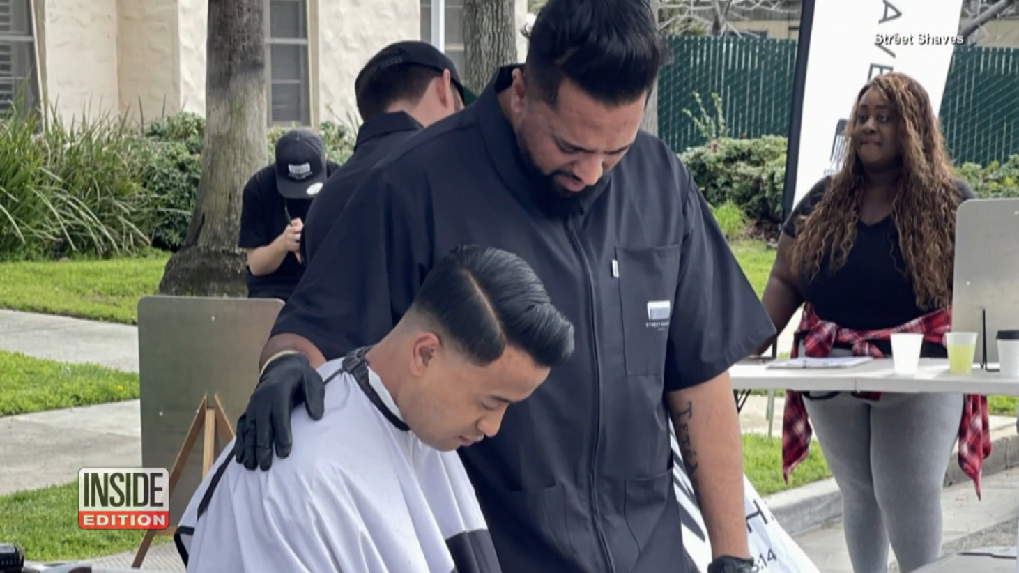 Homem oferece cortes de cabelo gratuitos para moradores de rua e ora por eles