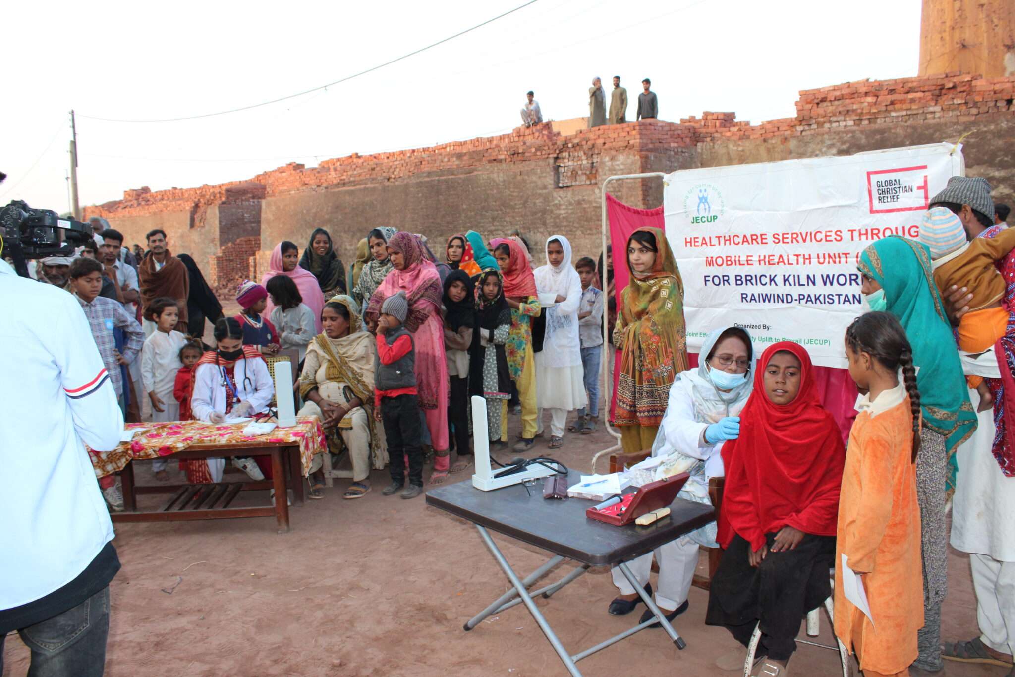 Missão leva atendimento médico a 14 mil trabalhadores cristãos de olarias no Paquistão