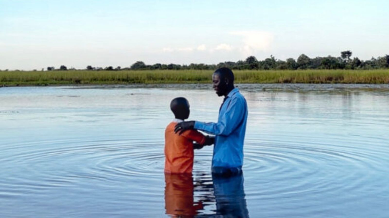 Criança aceita Jesus e é batizada após pregação de menino de 8 anos em aldeia