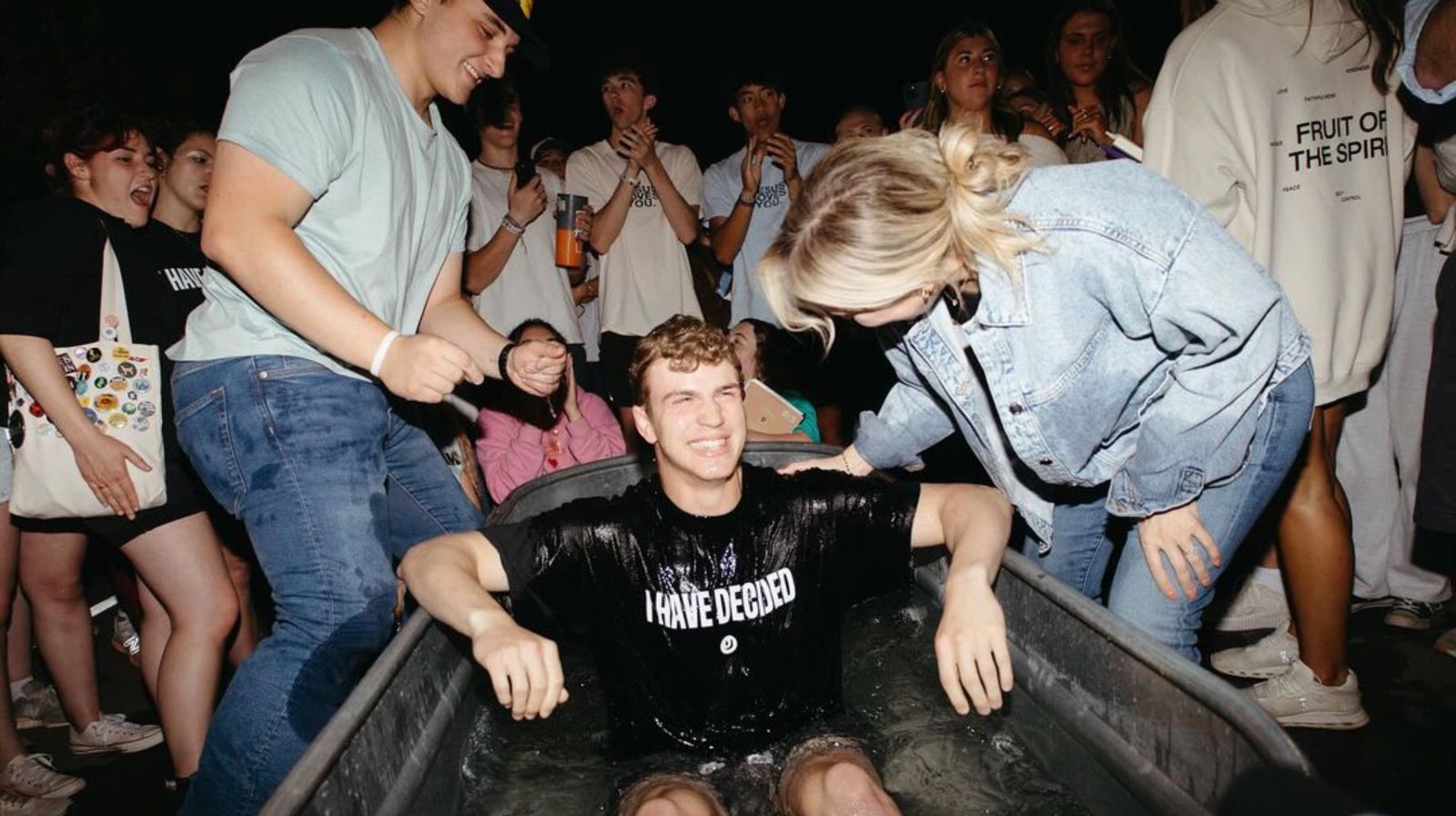 150 jovens são batizados em evento universitário no Tennessee
