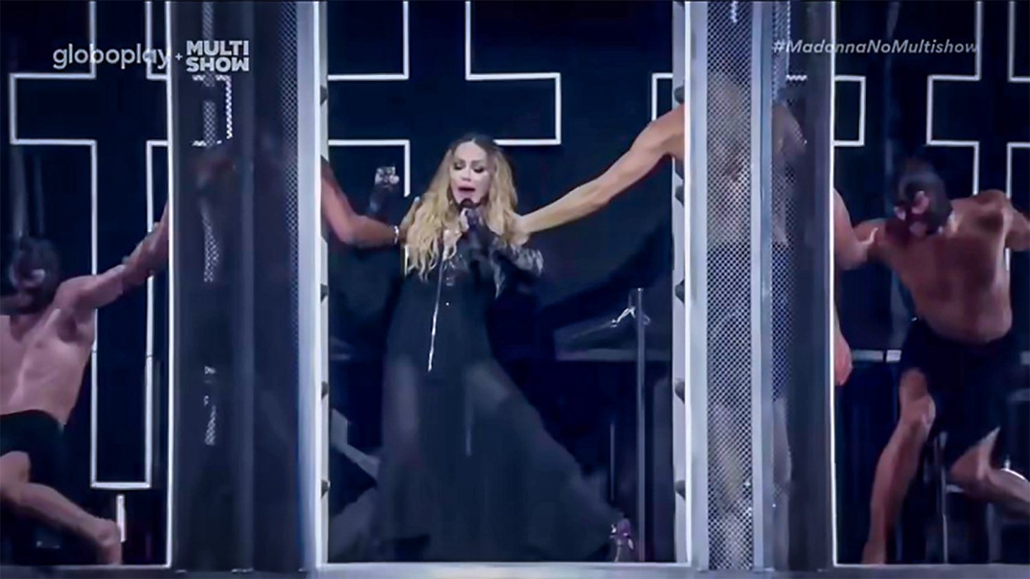 Madonna mistura símbolos cristãos com pornografia em show no Rio: ‘Ritual satânico’