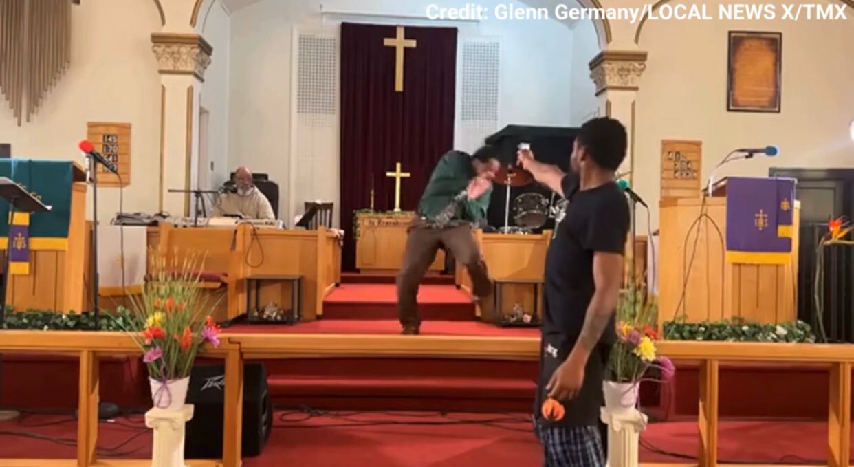 Homem tenta atirar em pastor durante um culto, mas arma não dispara