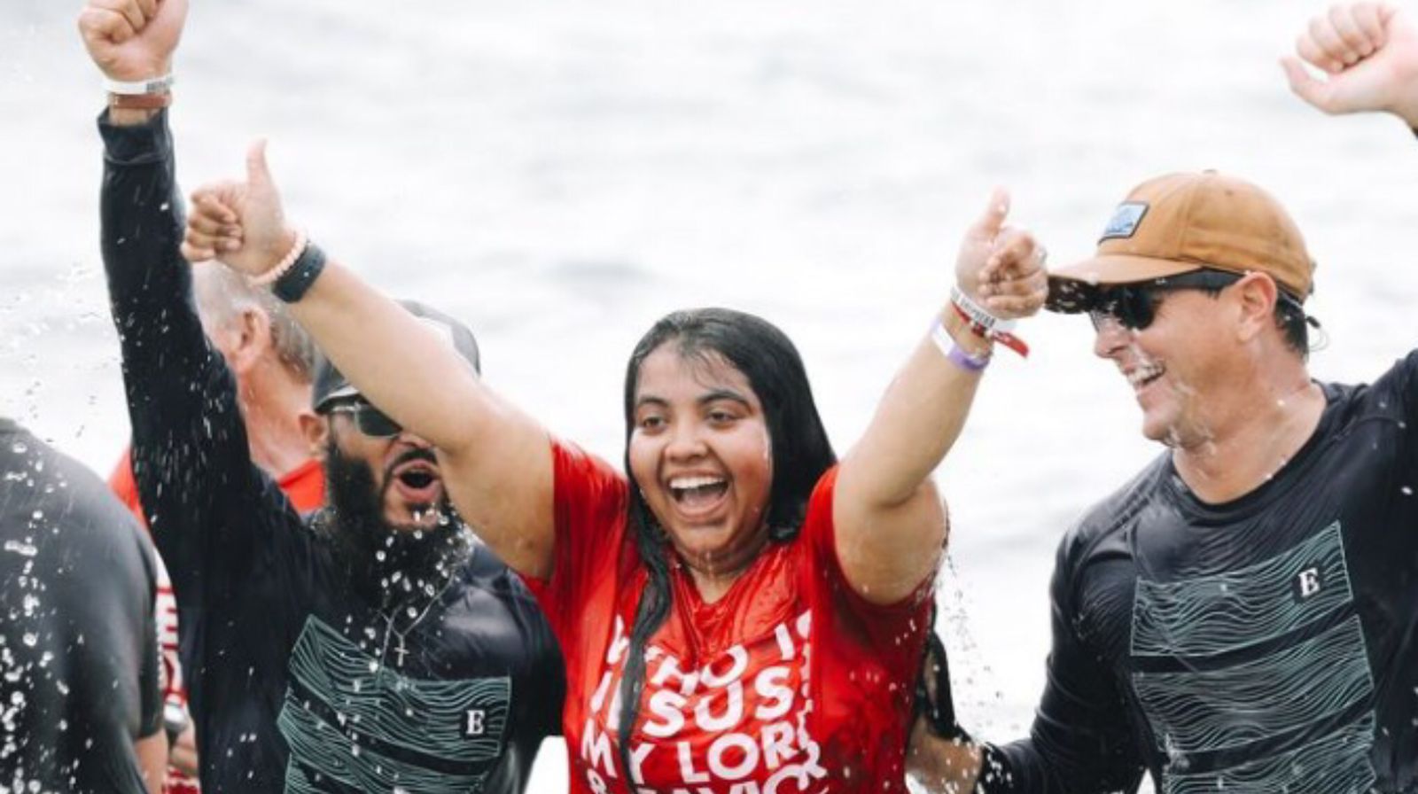 Mais de 1.600 foram batizados em praia nos EUA: “A Igreja está viva”