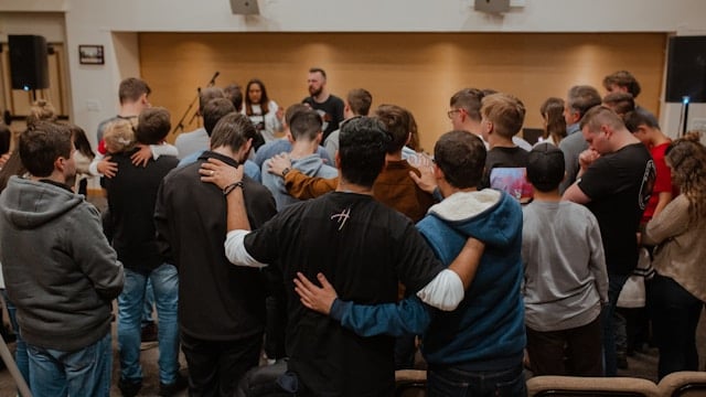 30 alunos aceitam Jesus inspirados por colega que se ajoelhava para orar