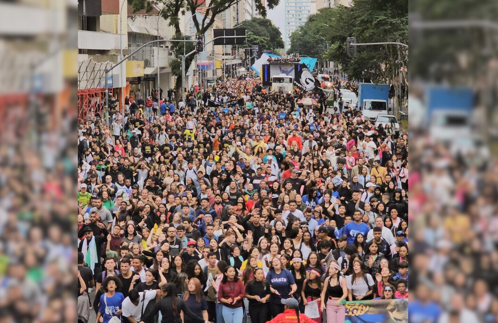 Marcha para Jesus reúne milhares de pessoas nas ruas de Curitiba