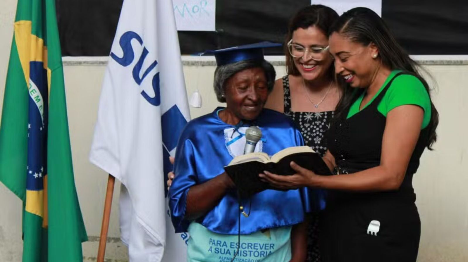 Idosa de 74 anos é alfabetizada com desejo de ler a Bíblia: ‘Realização de um sonho’