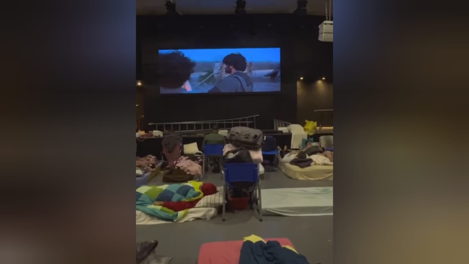 Abrigados assistindo “The Chosen”. (Foto: Reprodução/Instagram/The Chosen Brasil).