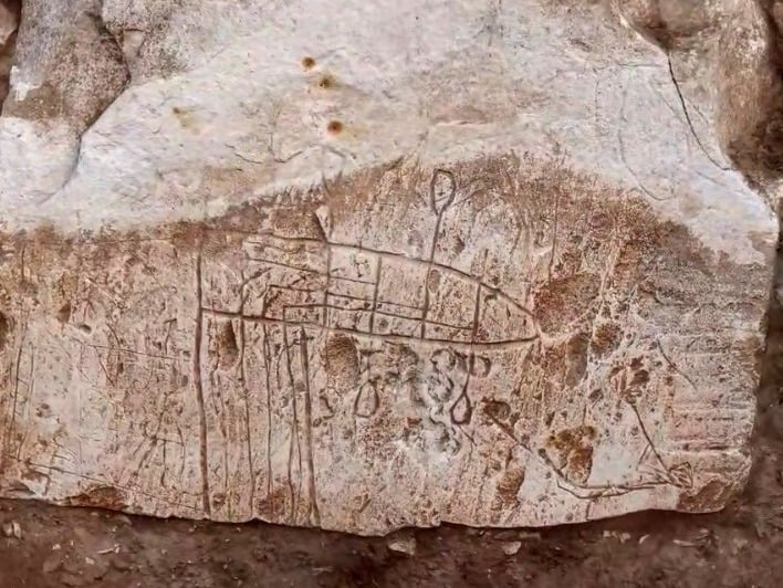 Parede da igreja com desenhos feiros por peregrinos cristãos. (Foto: Facebook/Israel Antiquities Authority).
