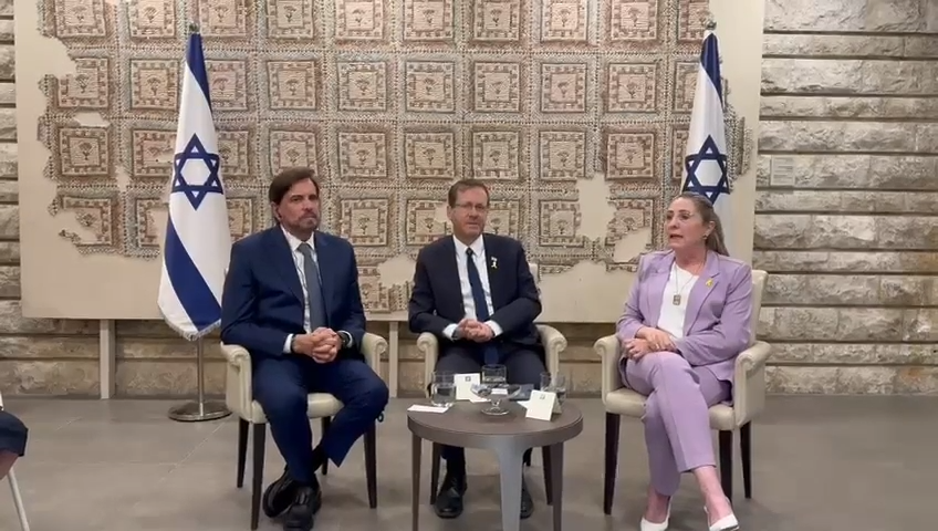 Estevam Hernandes, da Igreja Renascer, ao lado do presidente Isaac Herzog e sua esposa Michal Herzog. (Captura de tela/YouTube/Jarbas Aragão)