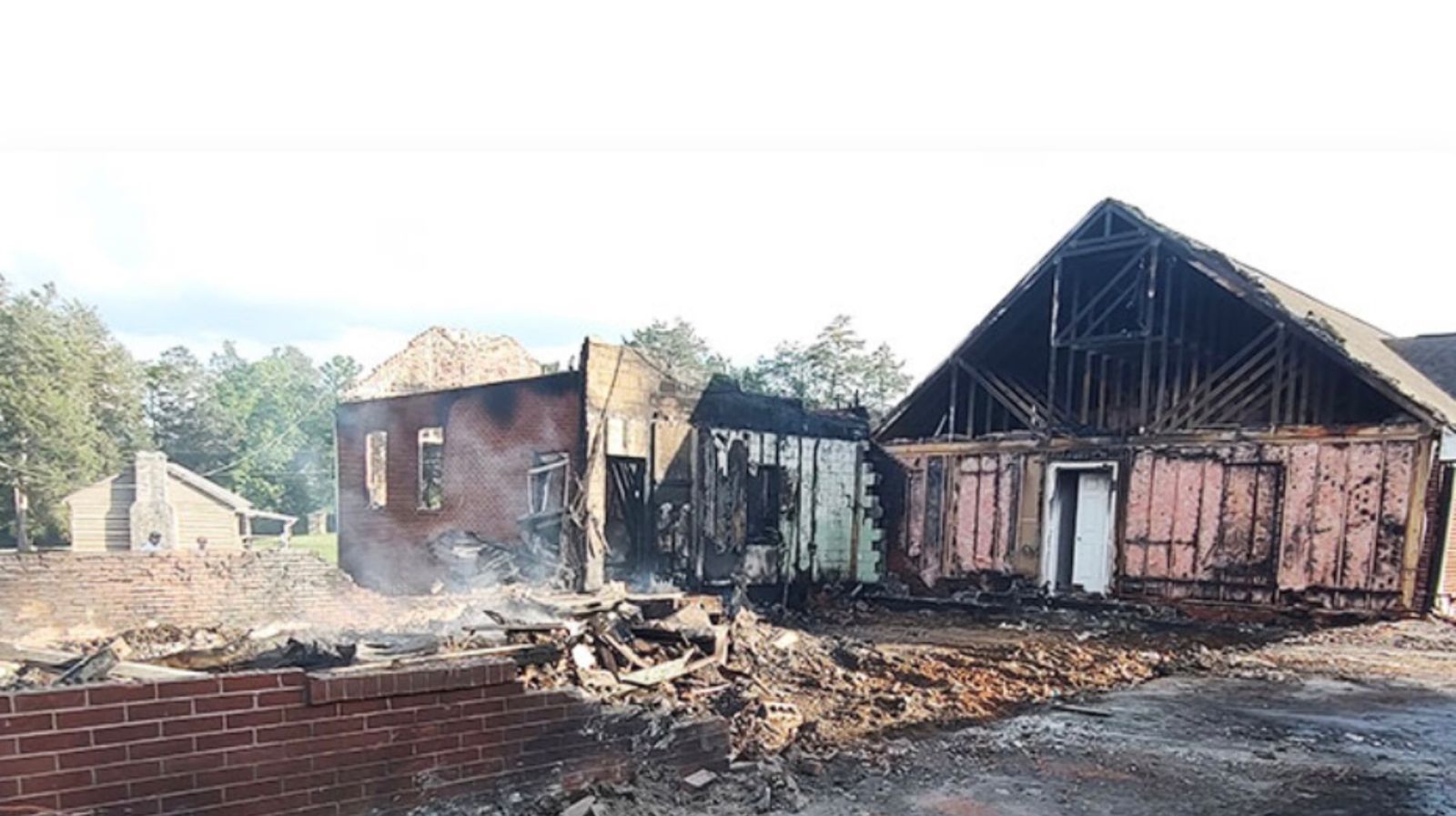 Pastor encoraja cristãos após igreja ser destruída por incêndio: “Deus está ao nosso lado”