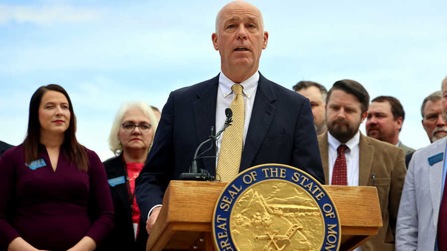 Governador Greg Gianforte assinou a lei que define sexo como homem ou mulher. (Foto: Garrett Turner/Gabinete do Governador)