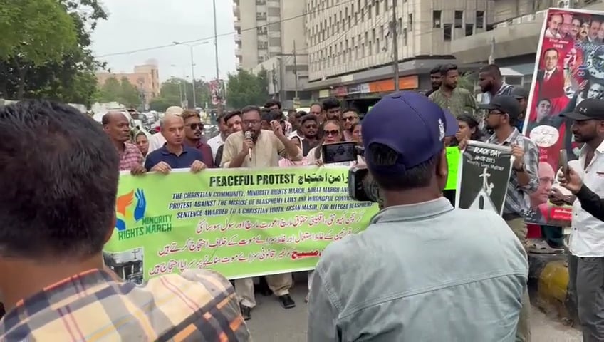 Paquistaneses protestam contra condenação à morte de cristão por blasfêmia