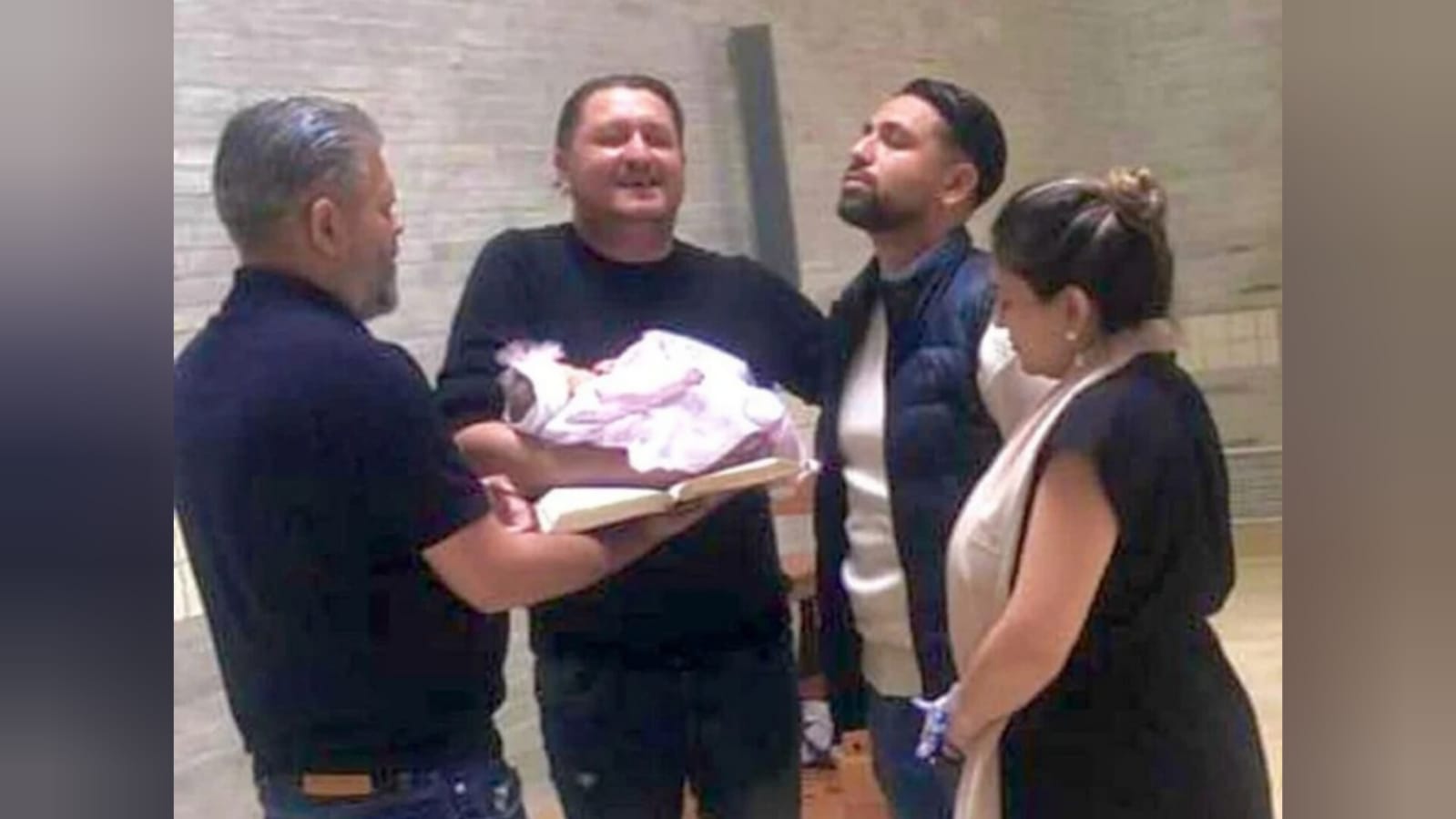 Diana consagrou a filha ao Senhor em cerimônia na igreja. (Foto: Revive). 