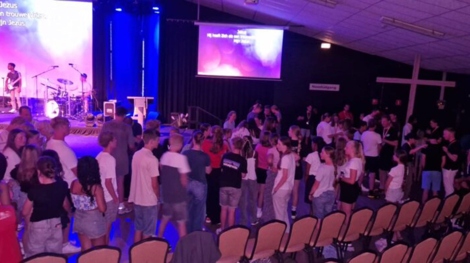 Mais de 100 adolescentes aceitam Jesus em acampamento na Holanda
