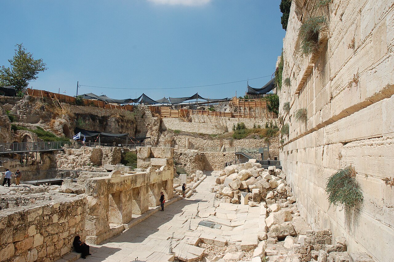 Arqueólogos descobrem antigo fosso que protegia reis bíblicos em Jerusalém 