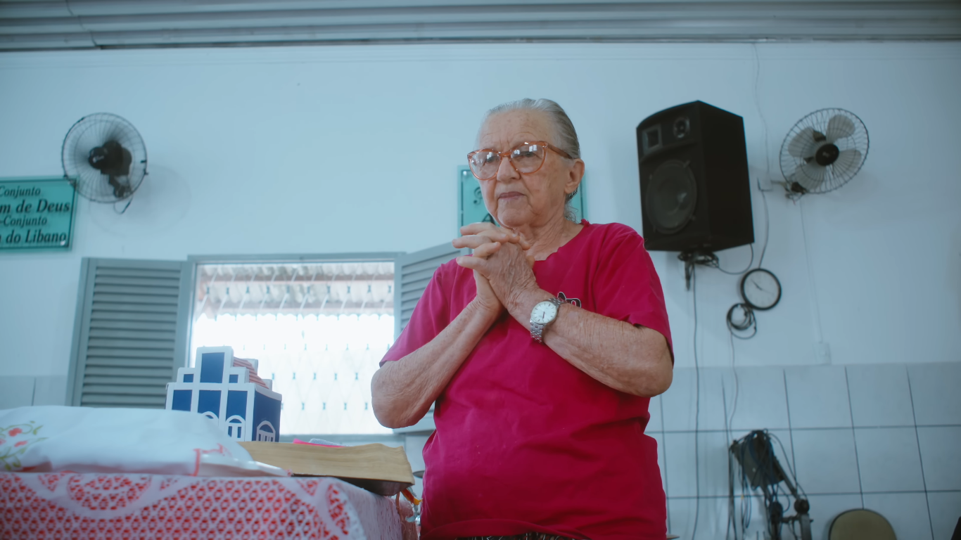 Socorro aprendeu a ler com o Espírito Santo. (Foto: Reprodução/YouTube/Poder de Deus).
