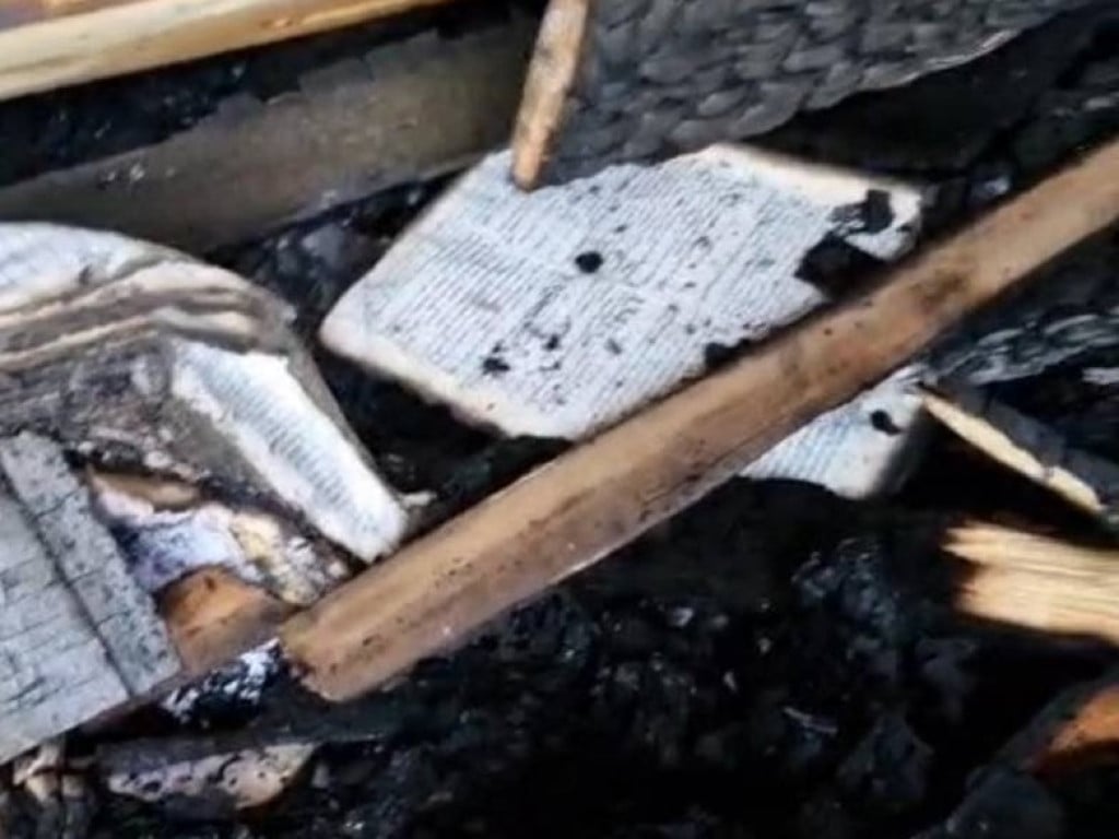 Bíblia estava com página aberta em Salmos. (Foto: Arquivo pessoal)