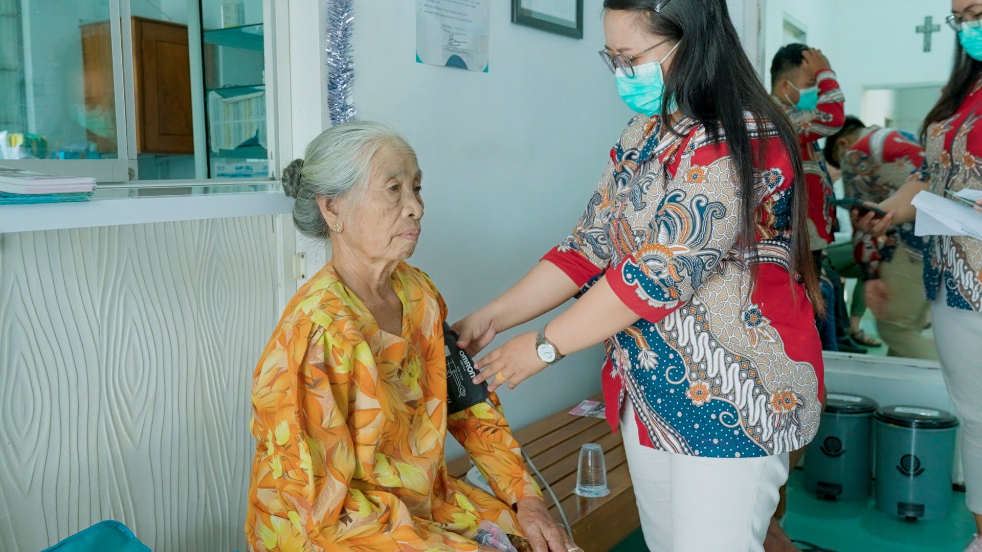 Médicos evangelizam pacientes durante missões na Indonésia