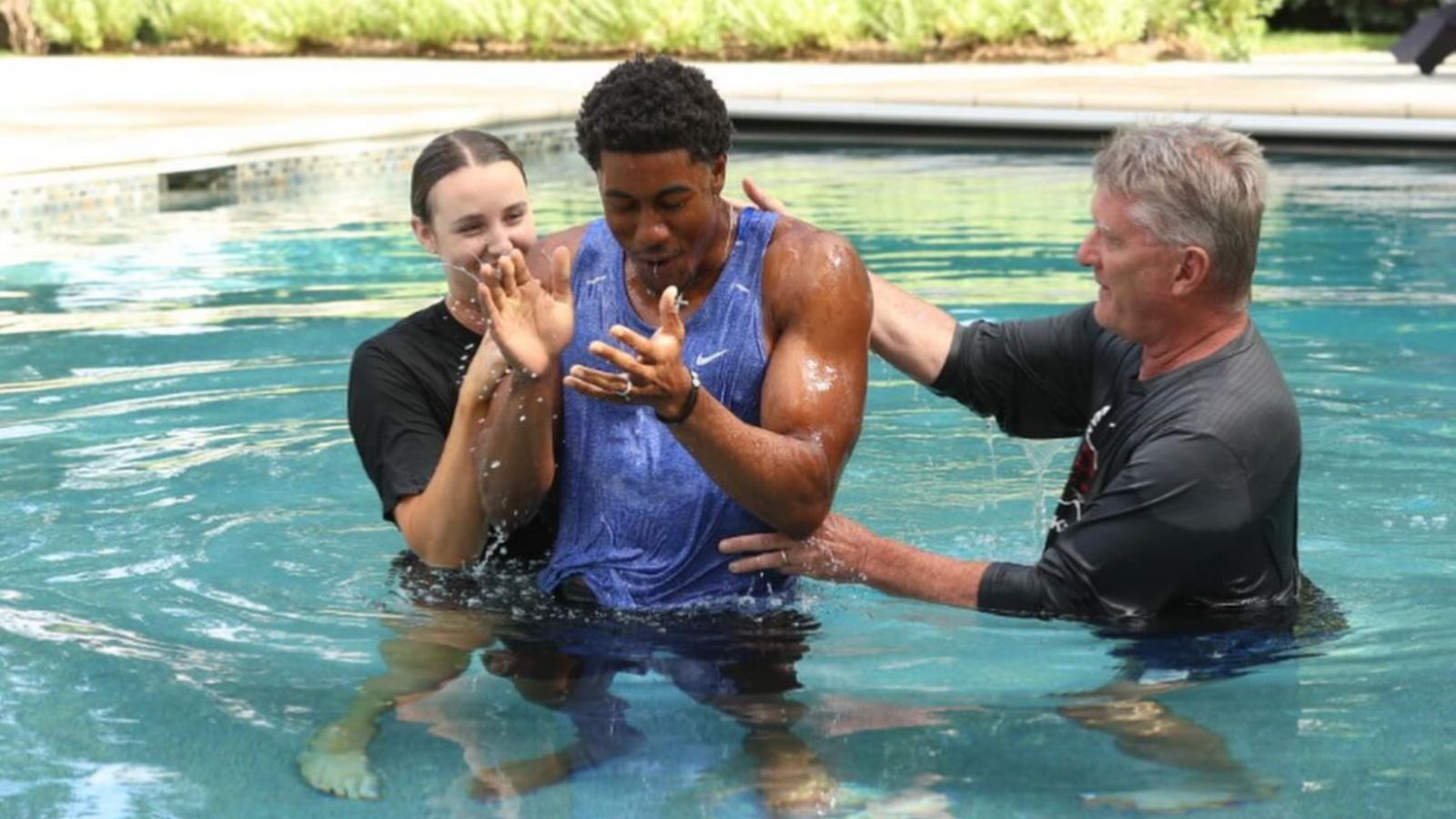 Jogador de basquete é batizado e testemunha: ‘Não sou nada sem Jesus’