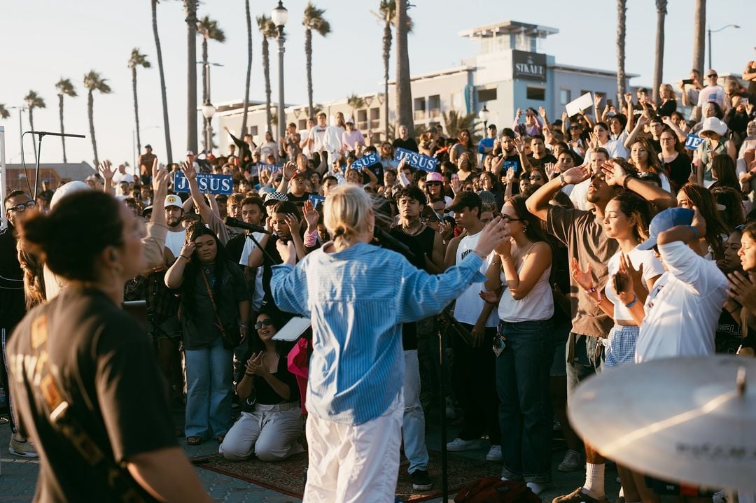 80 pessoas aceitam Jesus após evangelismo em praia na Califórnia