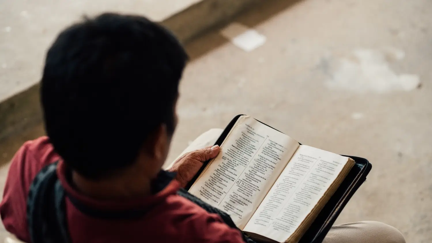 Autoridades interrompem culto e arrastam pastor para fora da igreja na Indonésia