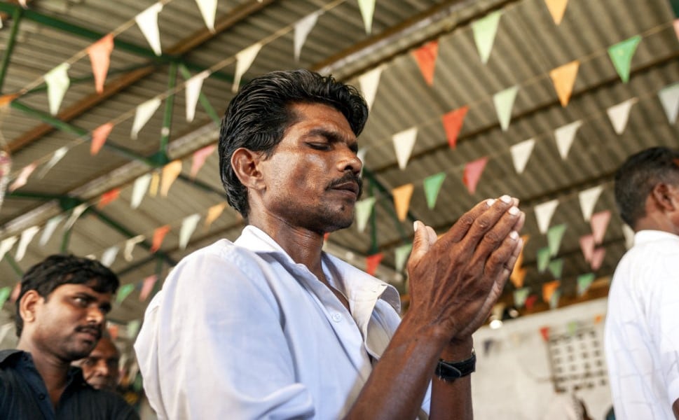 Ex-criminoso e viciado, hindu abandona religião por Jesus: ‘Entreguei tudo a Deus’