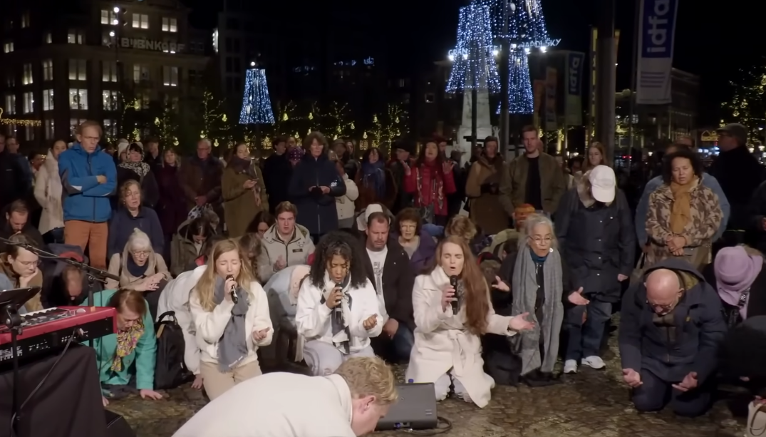 Cristãos louvam de joelhos em praça da Holanda que foi palco de ataques a judeus