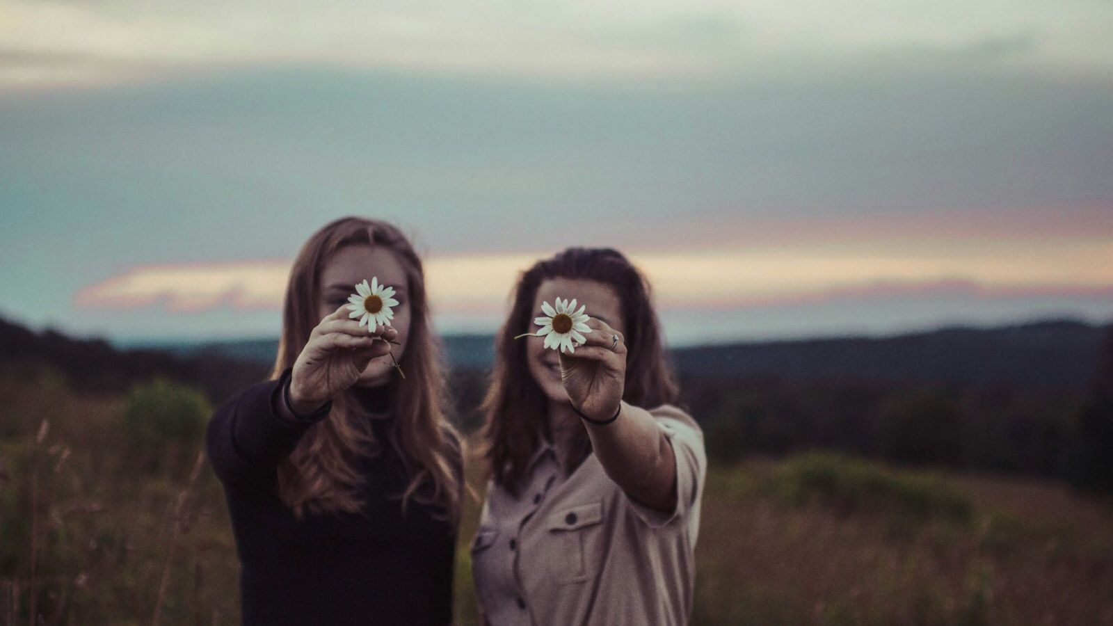 Influenciadoras lançam devocional sobre autoestima da mulher cristã