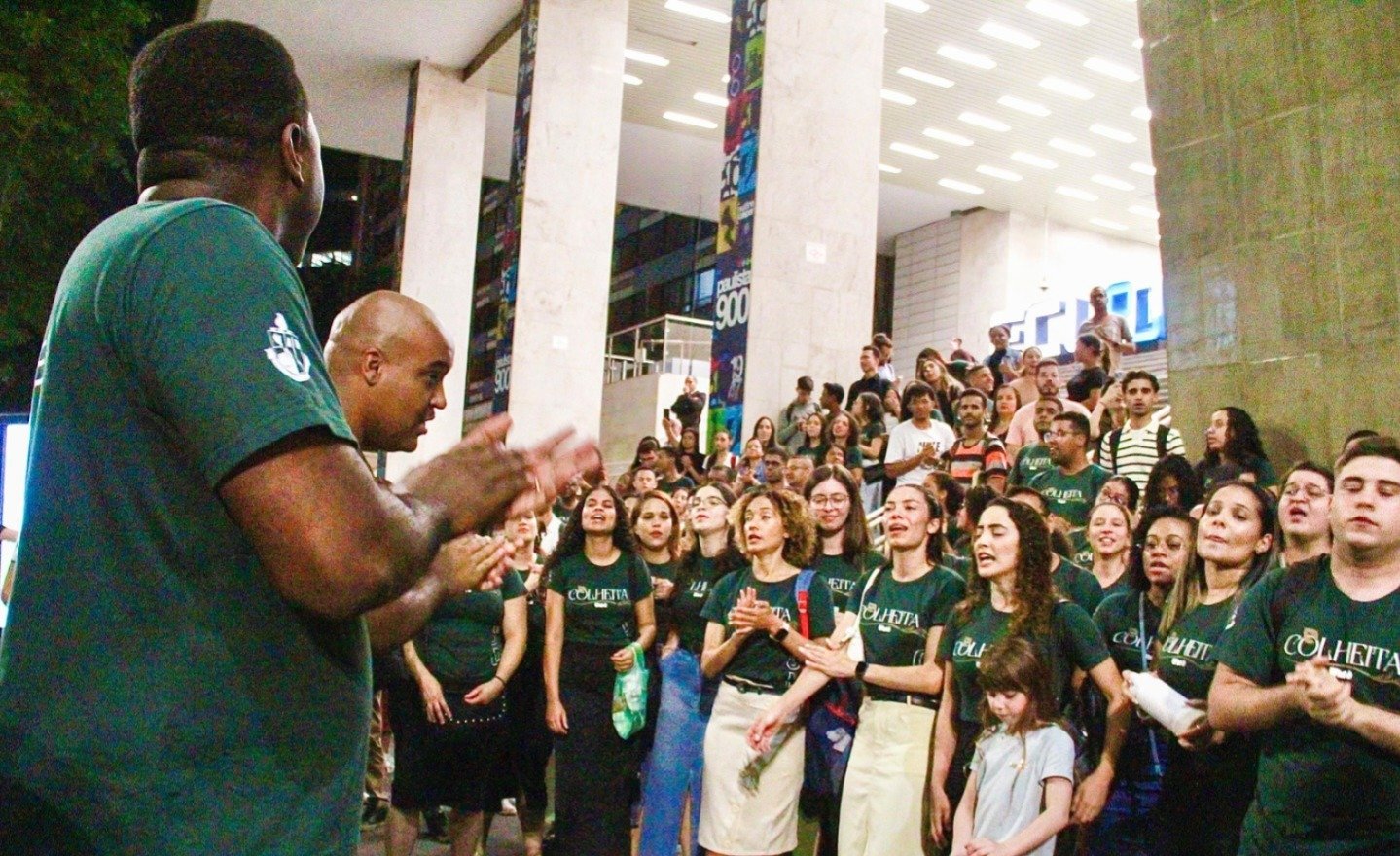 Jovens evangelizam com coral na Avenida Paulista: “Levando a luz do Evangelho”