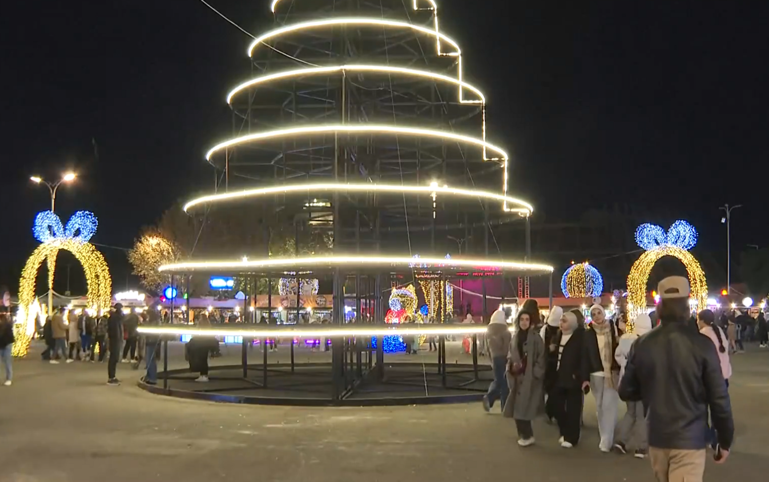 Cristãos acendem árvore de Natal na capital da Síria em meio a tomada de grupo islâmico