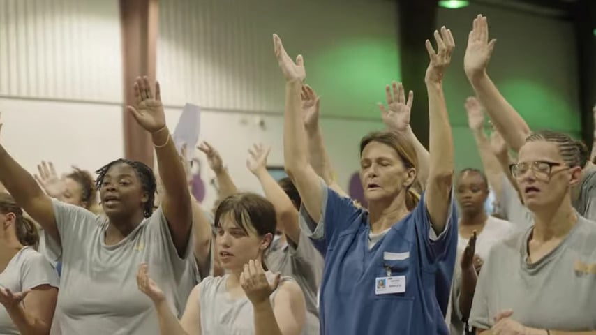 300 presas entregam suas vidas a Jesus e cantam: ‘Ele é luz na escuridão’