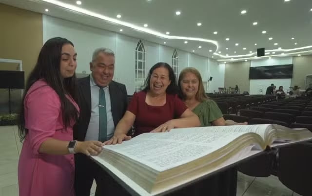 Igreja transcreve à mão Bíblia gigante em GO: “Uma forma de memorizar”