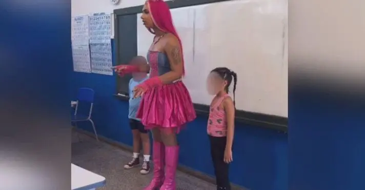 Professor trans se fantasia de Barbie para alunos de 7 anos em escola pública do MS