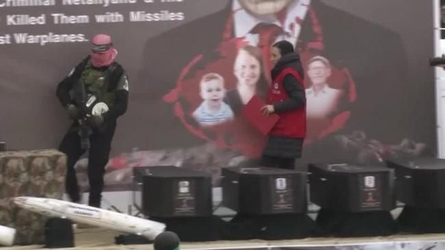 Hamas monta palco com banner da família Bibas durante entrega dos corpos a Israel