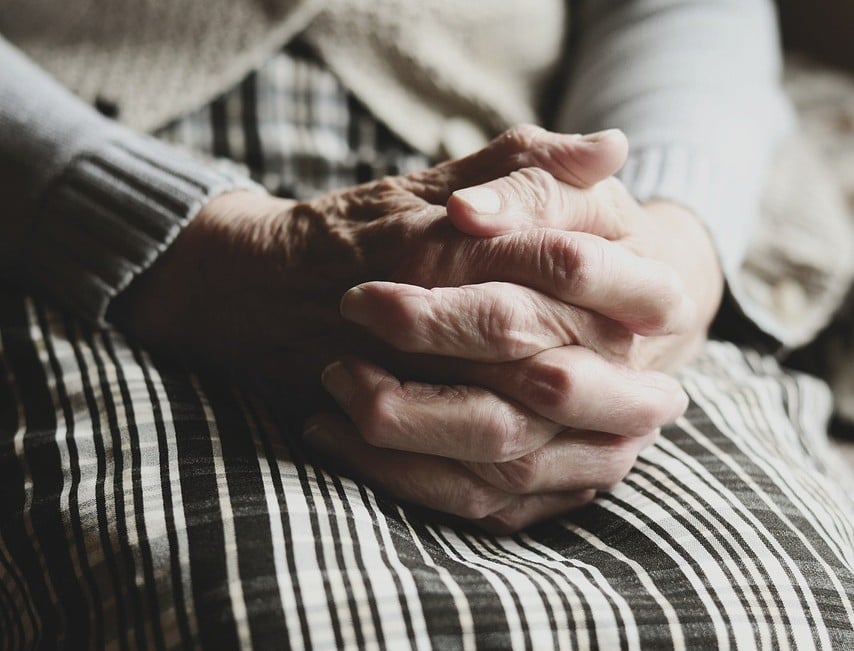 Pró-vida de 74 anos é presa em vigília na porta de clínica de aborto na Escócia 